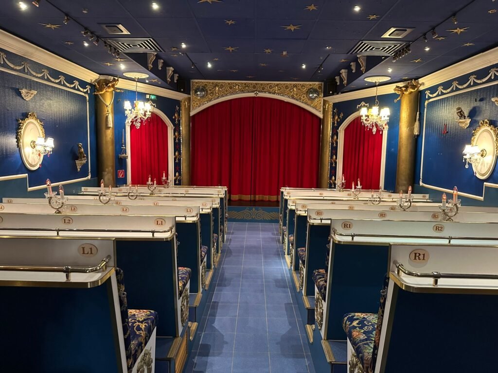 Showpalast-Bühne